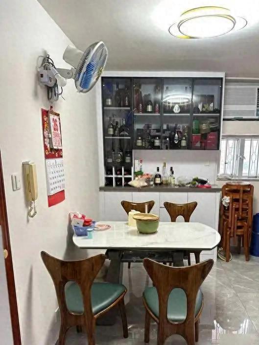 平新房没有阳台装修非常极简真羡慕！k8凯发网站一家四口在香港仅有55(图8)