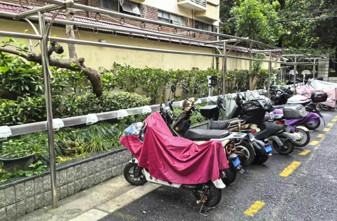 码”智能充电站“见缝插针”建起来动真碰硬丨为老旧小区添安全“砝(图2)